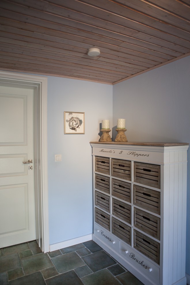 Country Flur mit blauer Wandfarbe in Hamburg