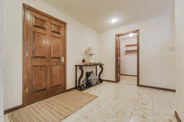Edina Condo transitional-entry