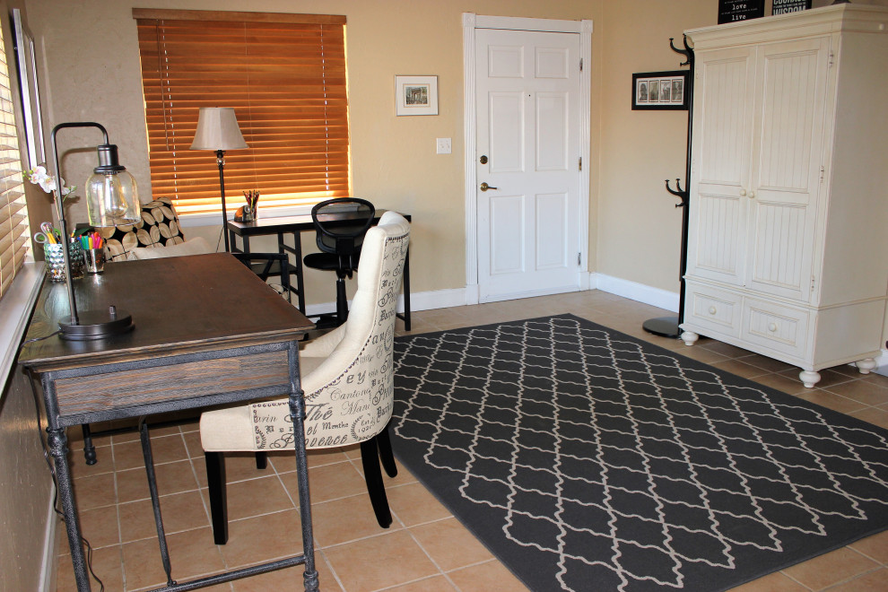 Example of a transitional home design design in Tampa