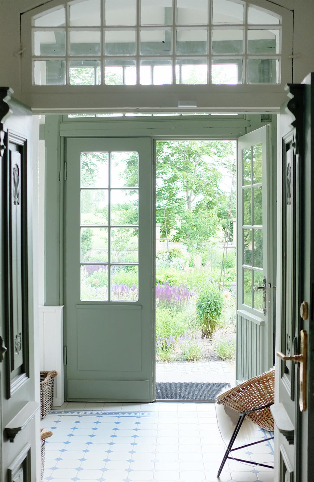 ターコイズブルーのおしゃれな玄関の画像 75選 - 2026 年 10月 | Houzz