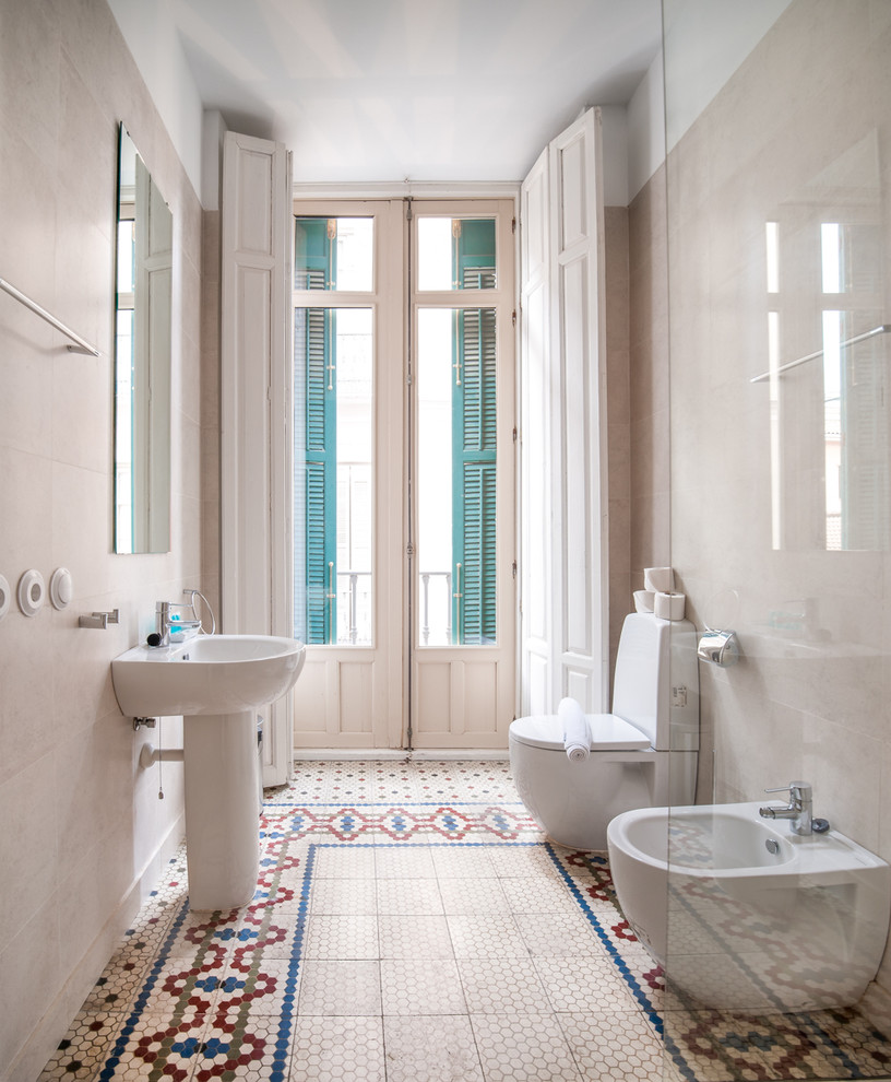 This is an example of a small mediterranean 3/4 bathroom in Malaga with a pedestal sink, a bidet, white tile, beige walls, mosaic tile floors, an open shower, ceramic tile and an open shower.