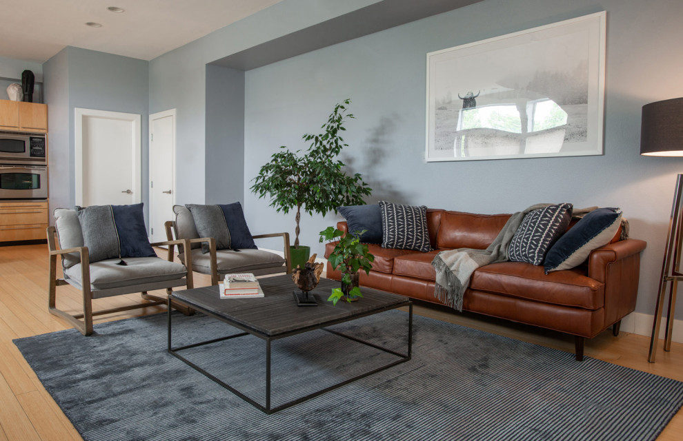 Esempio di un soggiorno minimal di medie dimensioni e stile loft con sala formale, pareti blu, pavimento in legno massello medio, nessun camino e nessuna TV