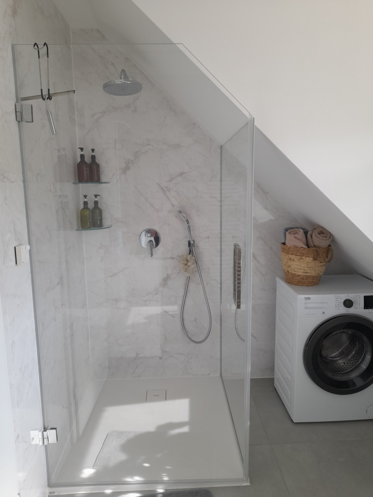 Exempel på ett litet modernt vit vitt en-suite badrum, med släta luckor, vita skåp, en hörndusch, en toalettstol med hel cisternkåpa, vit kakel, keramikplattor, vita väggar, klinkergolv i keramik, ett konsol handfat, granitbänkskiva, grått golv och dusch med gångjärnsdörr