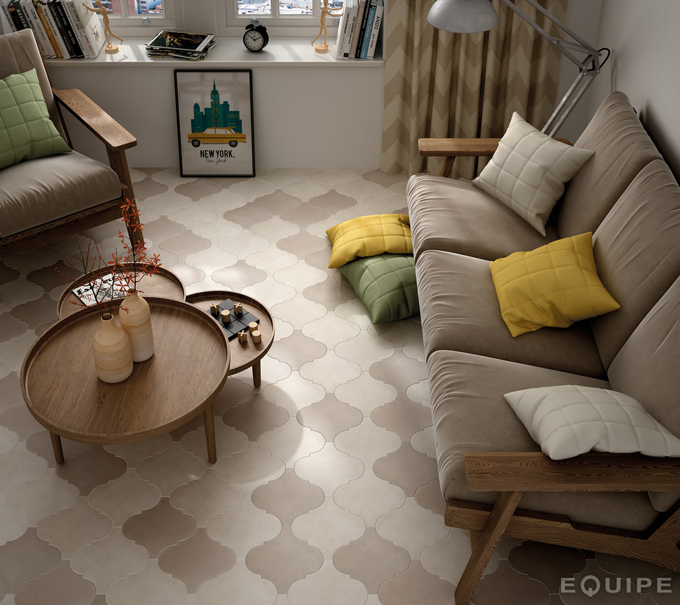 Imagen de sala de estar cerrada mediterránea pequeña sin chimenea y televisor con paredes blancas y suelo de baldosas de cerámica