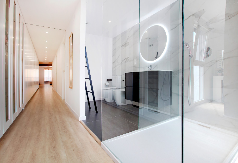 Idéer för ett mellanstort minimalistiskt huvudsovrum, med vita väggar, klinkergolv i porslin och svart golv