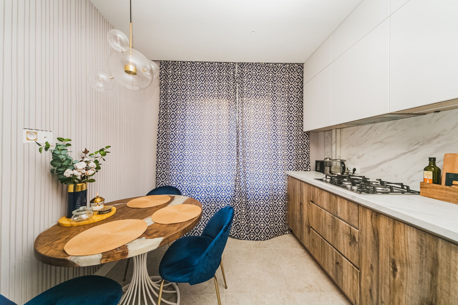 Светлая кухня с древесным декором