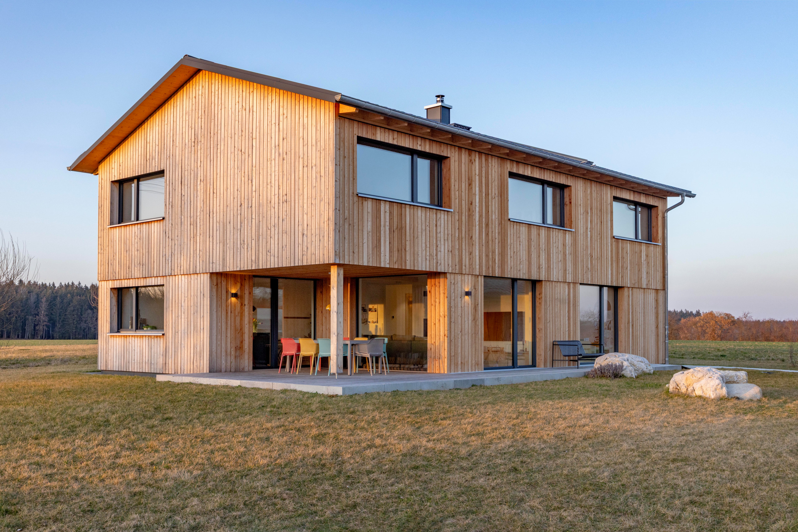 青いおしゃれな瓦屋根の家の画像 75選 - 2026 年 10月 | Houzz (ハウズ)