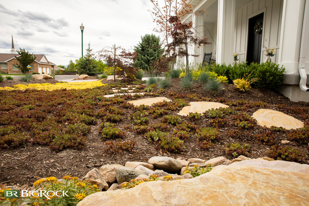 Photo of a modern front yard xeriscape in Salt Lake City with with path.