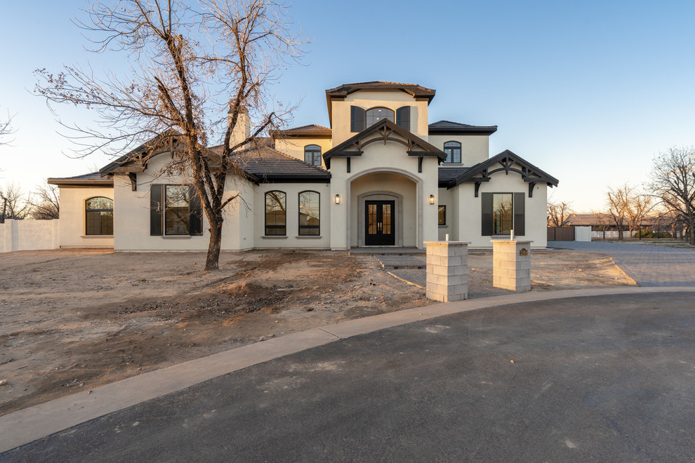 Example of a transitional home design design in Phoenix
