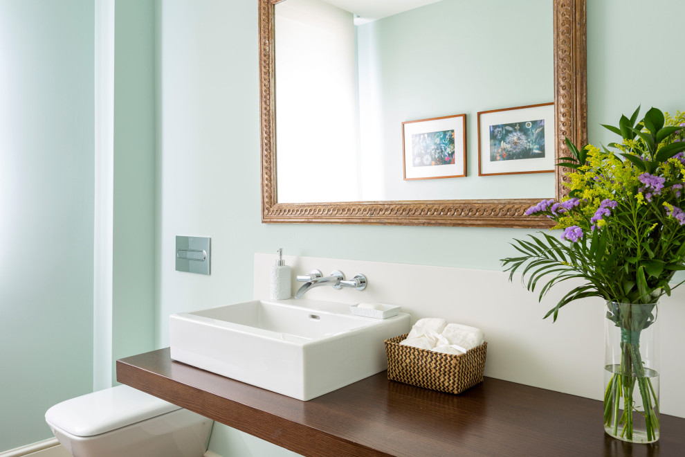 Idéer för ett litet modernt badrum, med gröna väggar