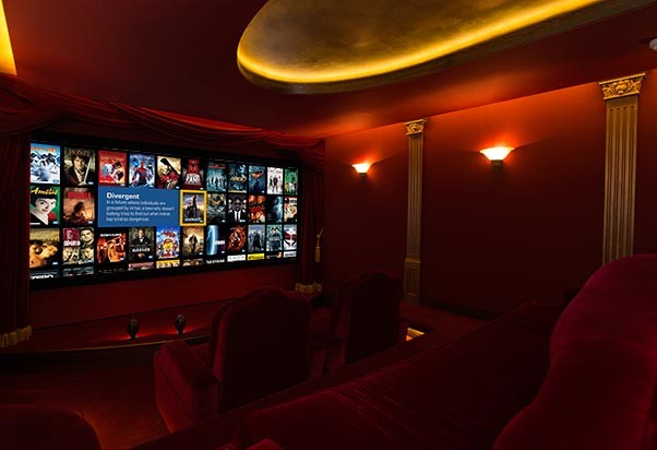 Esempio di un home theatre chic di medie dimensioni e chiuso con pareti rosse, moquette e schermo di proiezione
