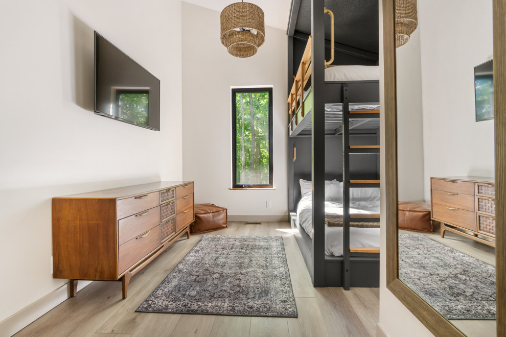Идея дизайна: гостевая спальня среднего размера, (комната для гостей) в современном стиле с белыми стенами, полом из винила, коричневым полом и сводчатым потолком