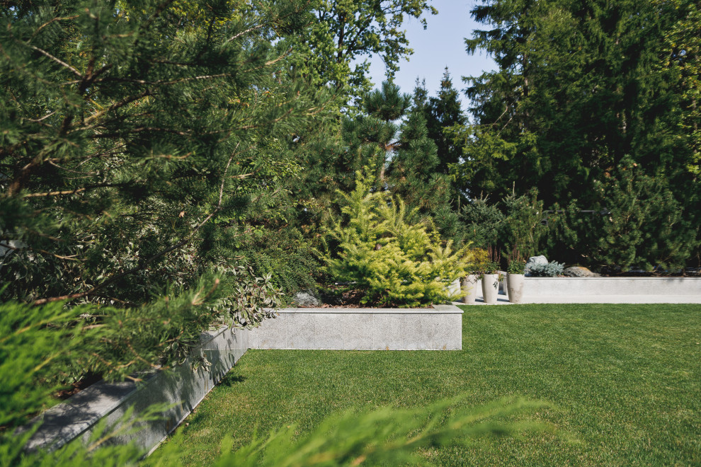 Маленький сад перед таунхаусом