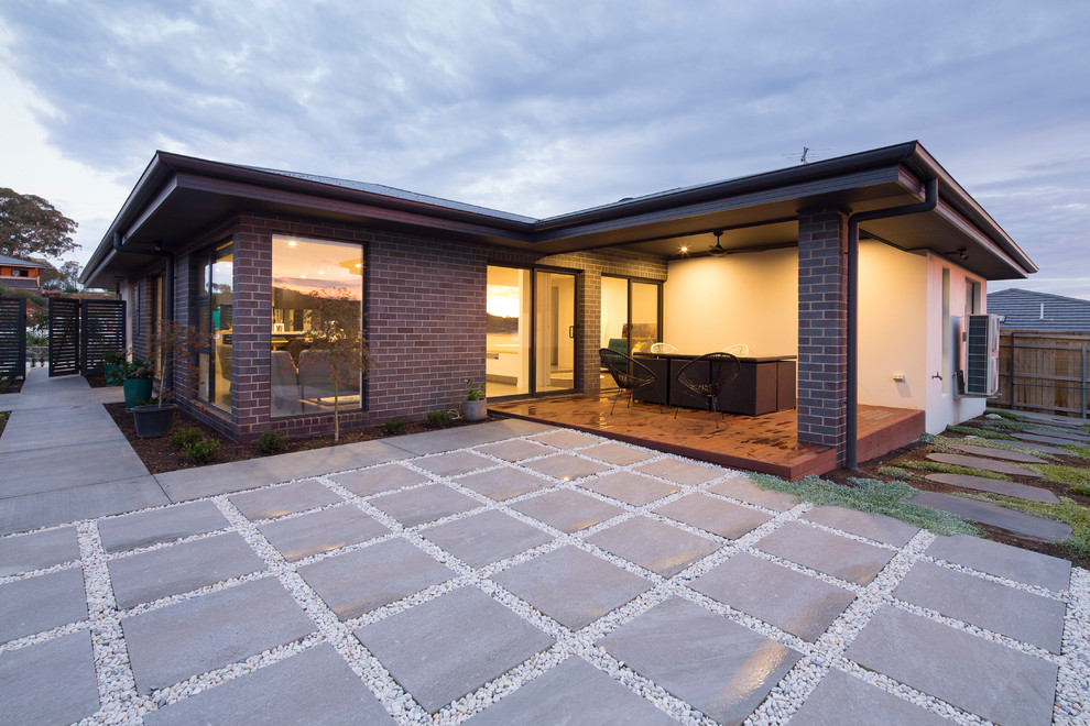 Contemporary exterior in Canberra - Queanbeyan.