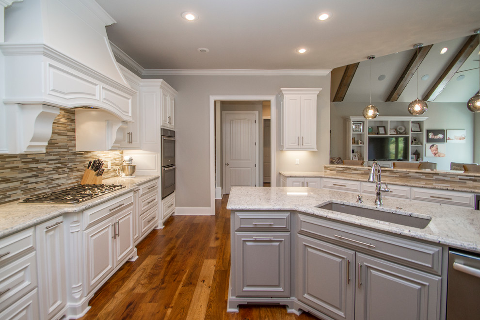 This is an example of a transitional kitchen in Little Rock.