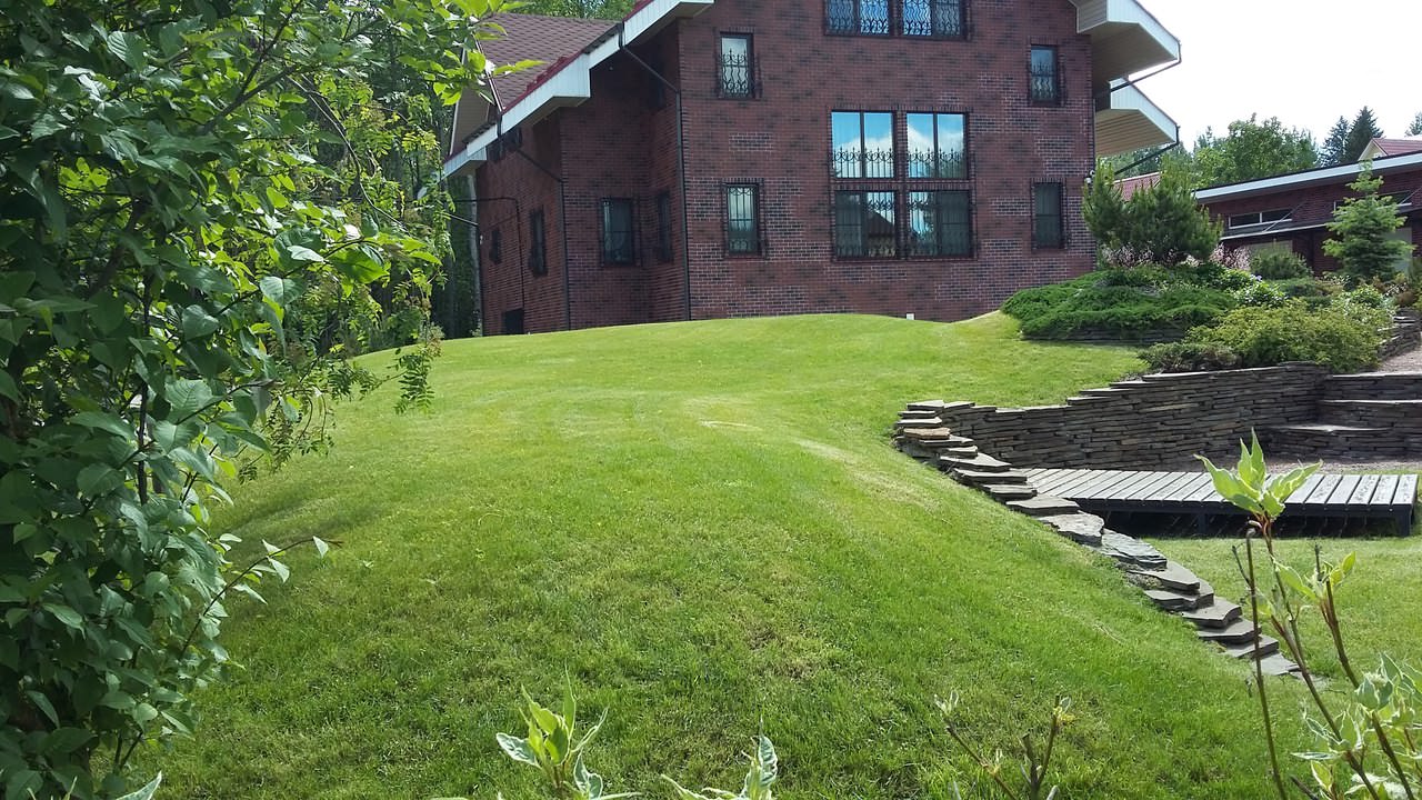 Сад  на холмах