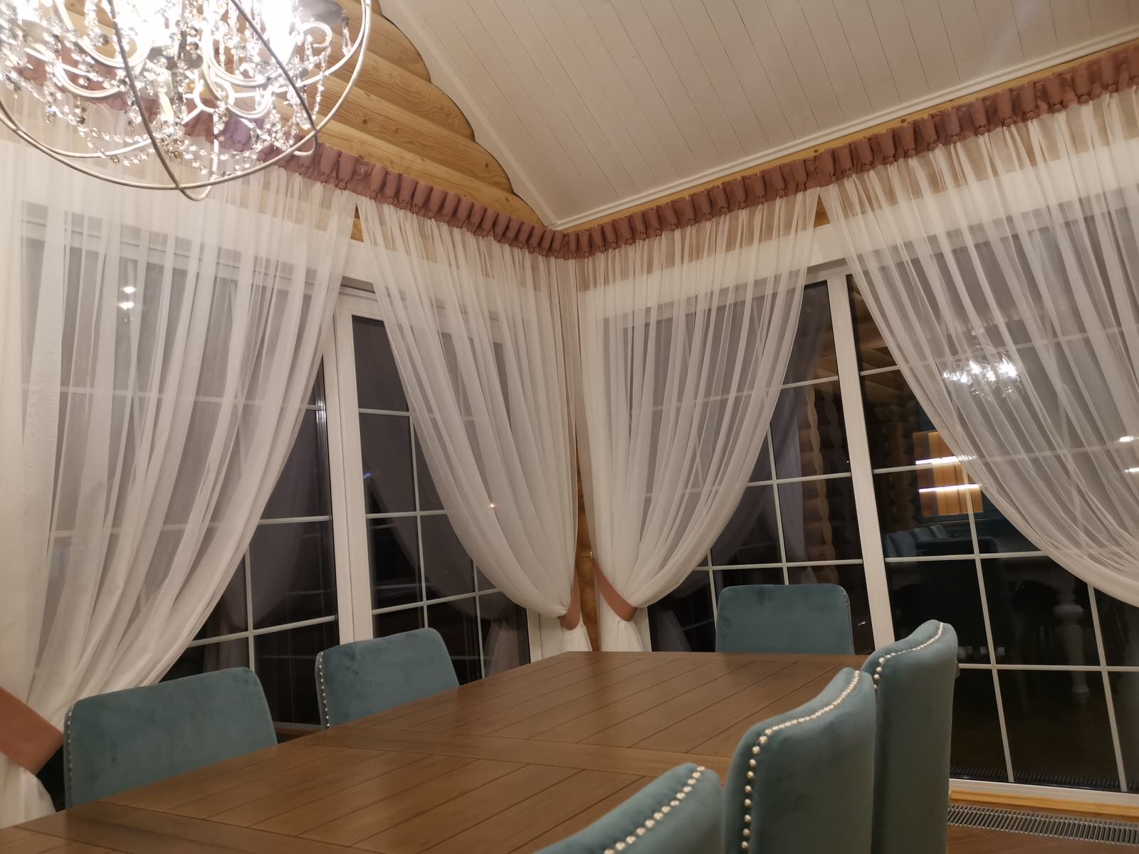 Столовая с большими окнами