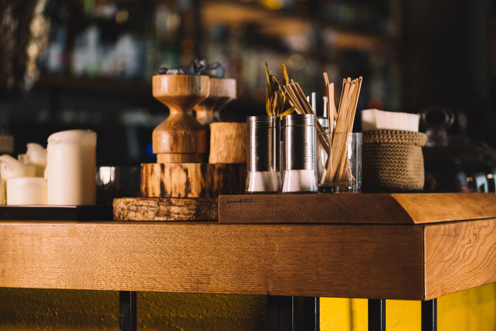 Фрагмент барной стойки из массива дуба