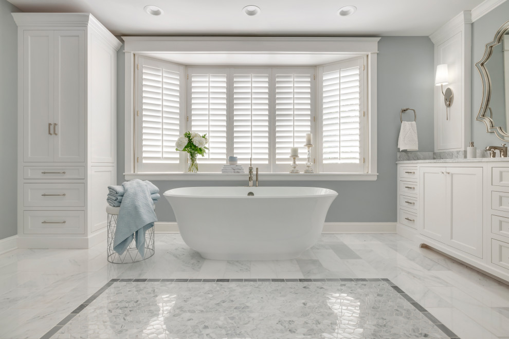 Inspiration för mycket stora klassiska vitt en-suite badrum, med luckor med infälld panel, vita skåp, ett fristående badkar, en dusch i en alkov, vit kakel, marmorkakel, blå väggar, marmorgolv, ett undermonterad handfat, marmorbänkskiva, vitt golv och med dusch som är öppen