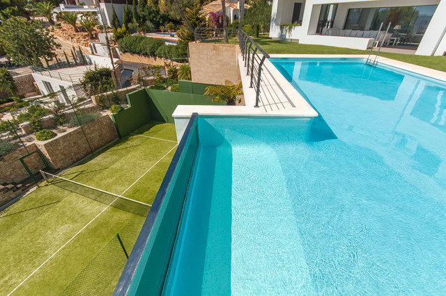 Piscina con pared de cristal mediterran-pools