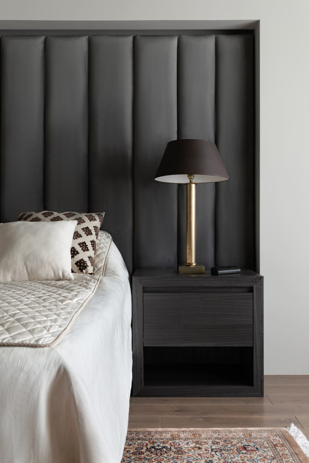 Брутальная спальня в загородном доме