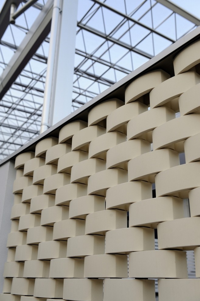 横浜にある小さなモダンスタイルのおしゃれな二階建ての家の写真
