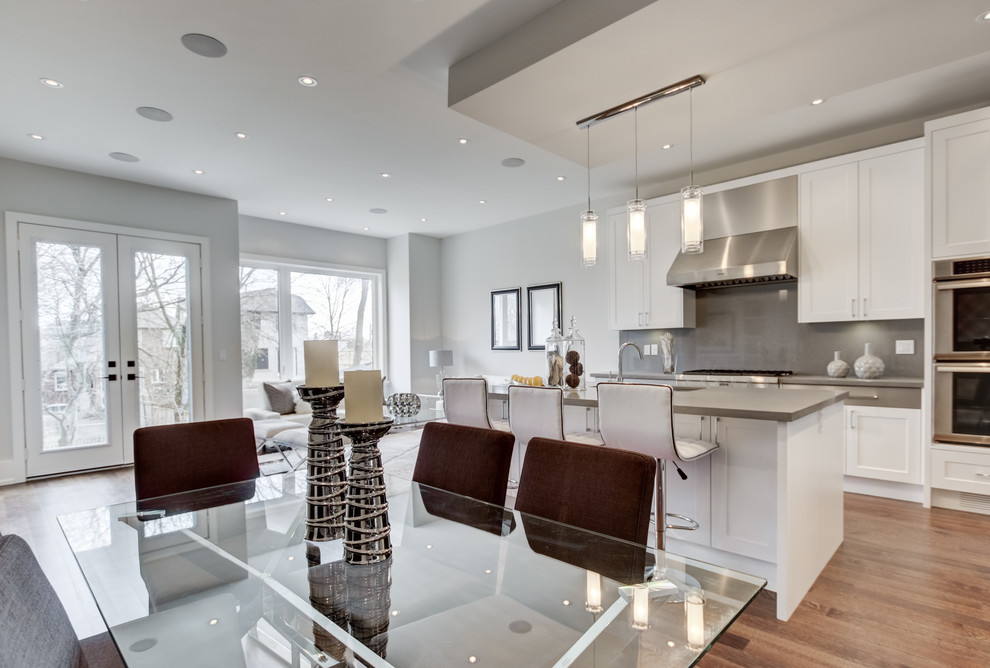 Kitchen - transitional kitchen idea in Toronto