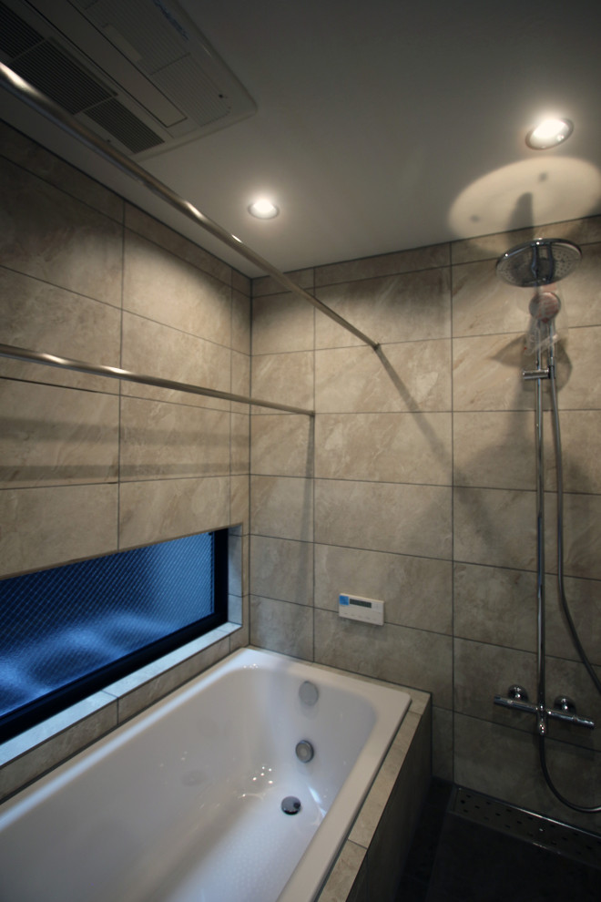 Idées déco pour une salle de bain principale avec une baignoire encastrée, une douche double, un carrelage beige, un carrelage de pierre, un mur beige, un sol en carrelage de céramique, un sol gris et une fenêtre.