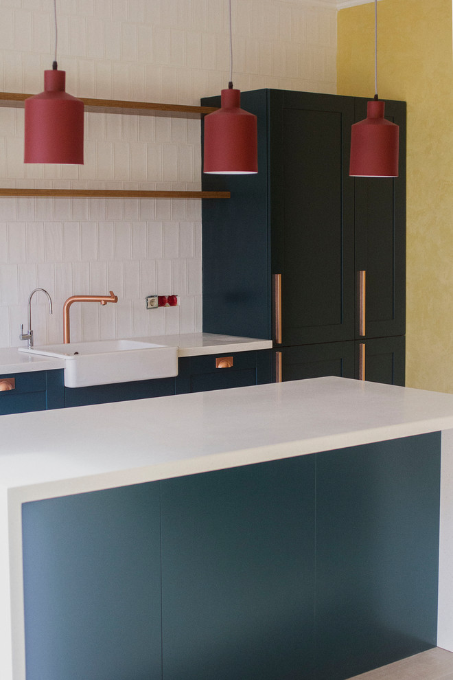 Изумрудная кухня в частном доме