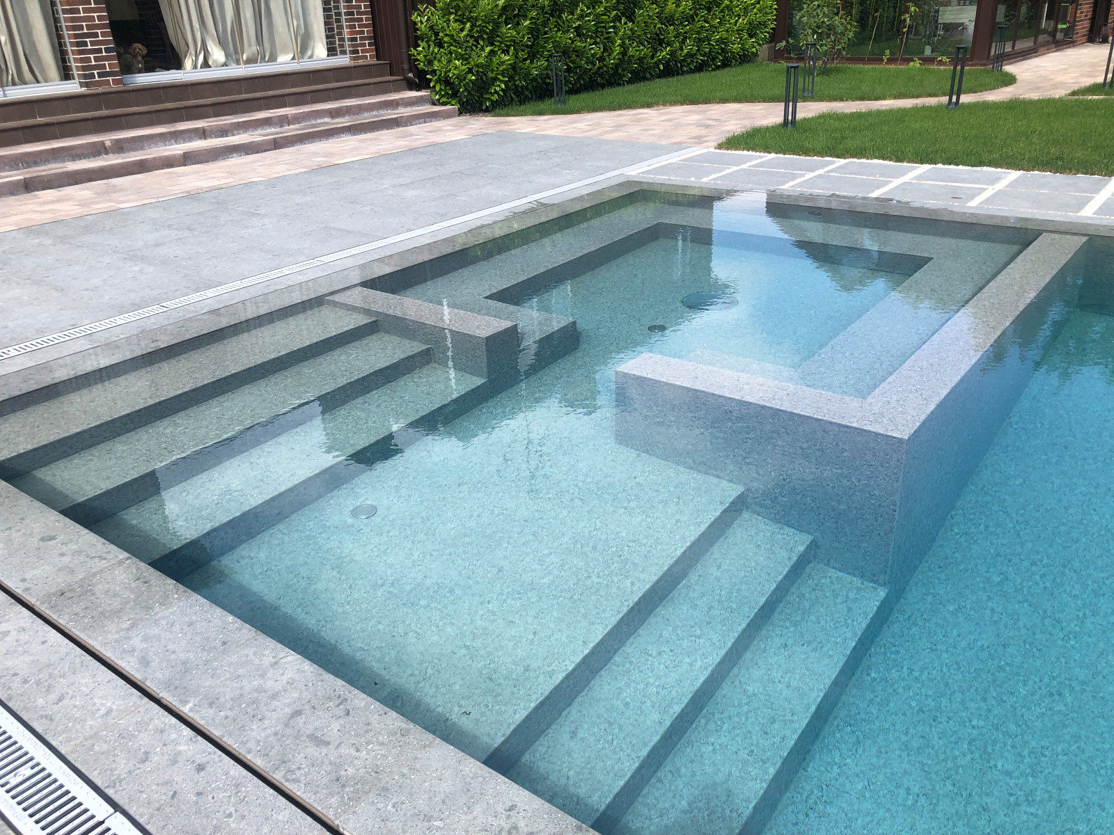 Премиум-бассейн с архитектурно-четкими линиями