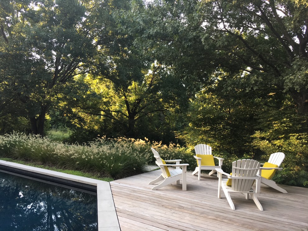 This is an example of a contemporary backyard deck in Dallas.