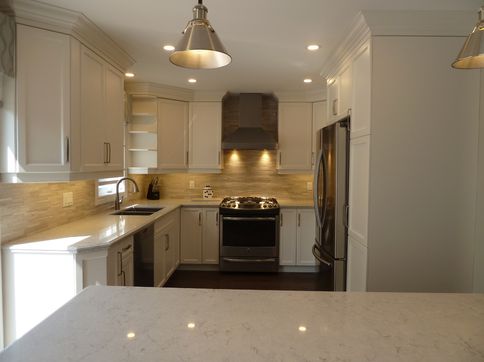 Example of a transitional home design design in Toronto