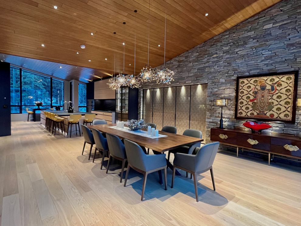 Идея дизайна: огромная кухня-столовая в стиле модернизм с светлым паркетным полом