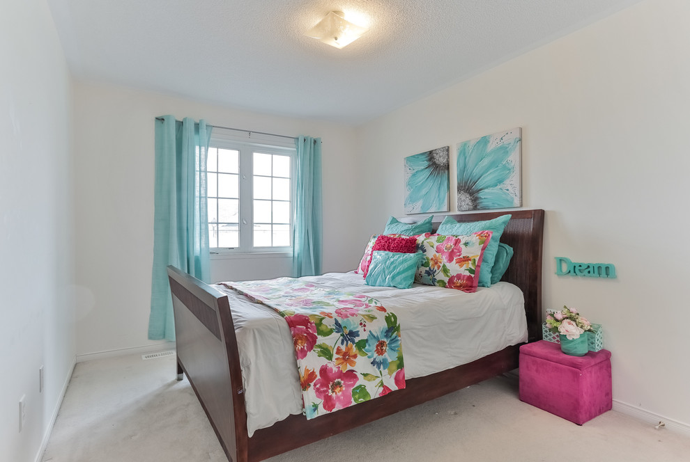 Example of a transitional home design design in Toronto