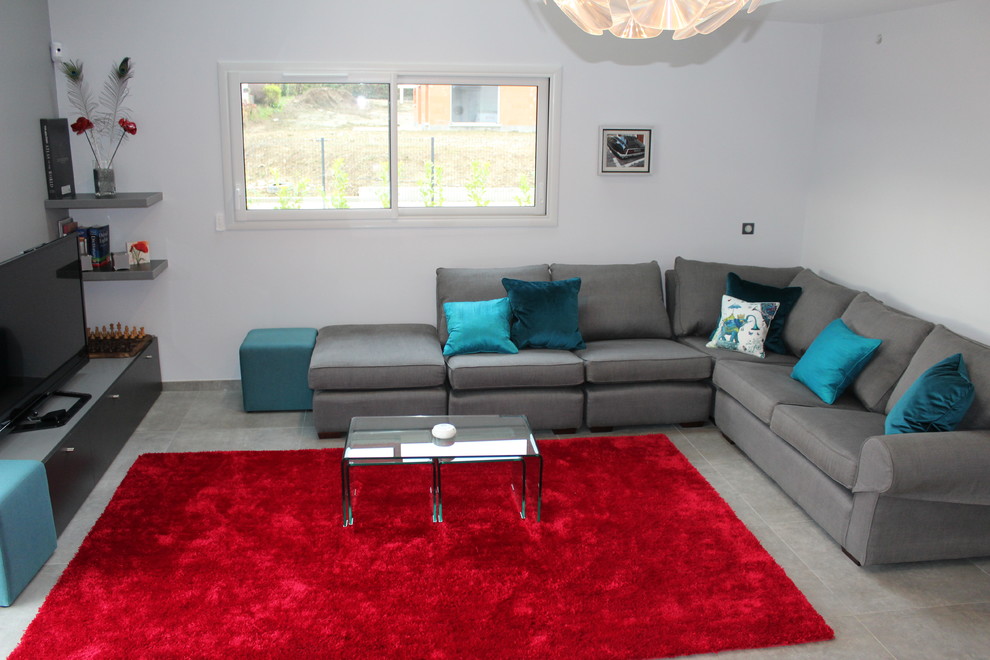 Large modern enclosed family room in Grenoble with white walls, a freestanding tv and no fireplace.