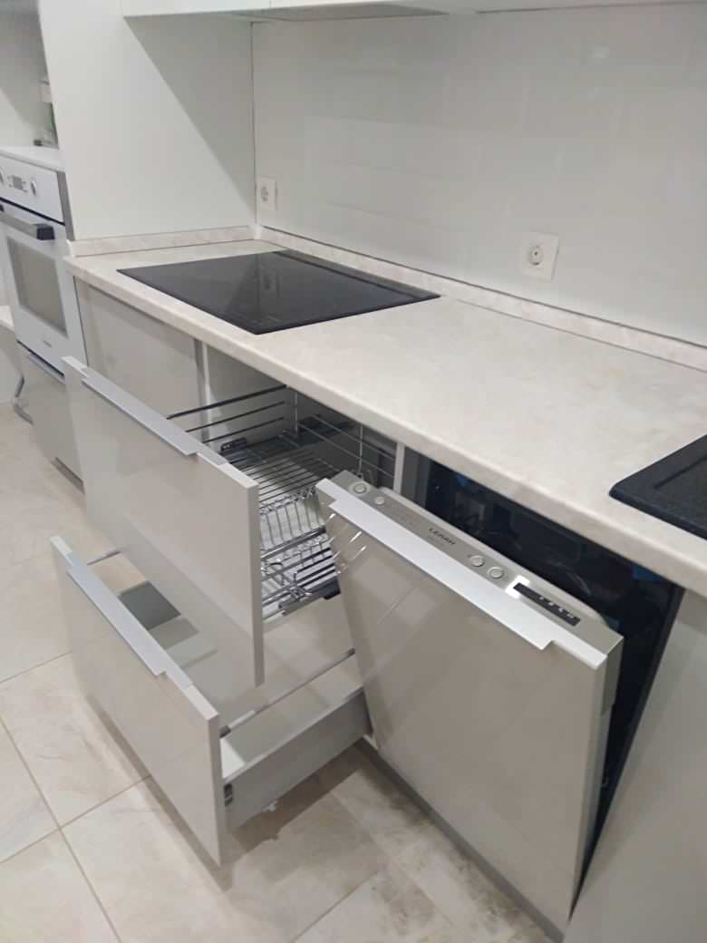 Современная кухня  с антресольной зоной серый глянец