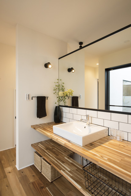 住むほどに愛着がわく、大人ヴィンテージなブルックリンハウス industriale-bagno-di-servizio