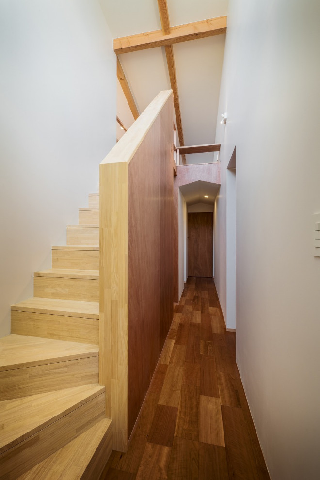 Idée de décoration pour un petit couloir design avec un mur blanc, un sol en bois brun, un sol beige, un plafond en lambris de bois et du lambris de bois.