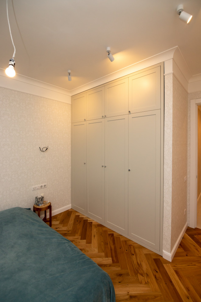 Шкафы в прихожую и спальню в неоклассическом стиле