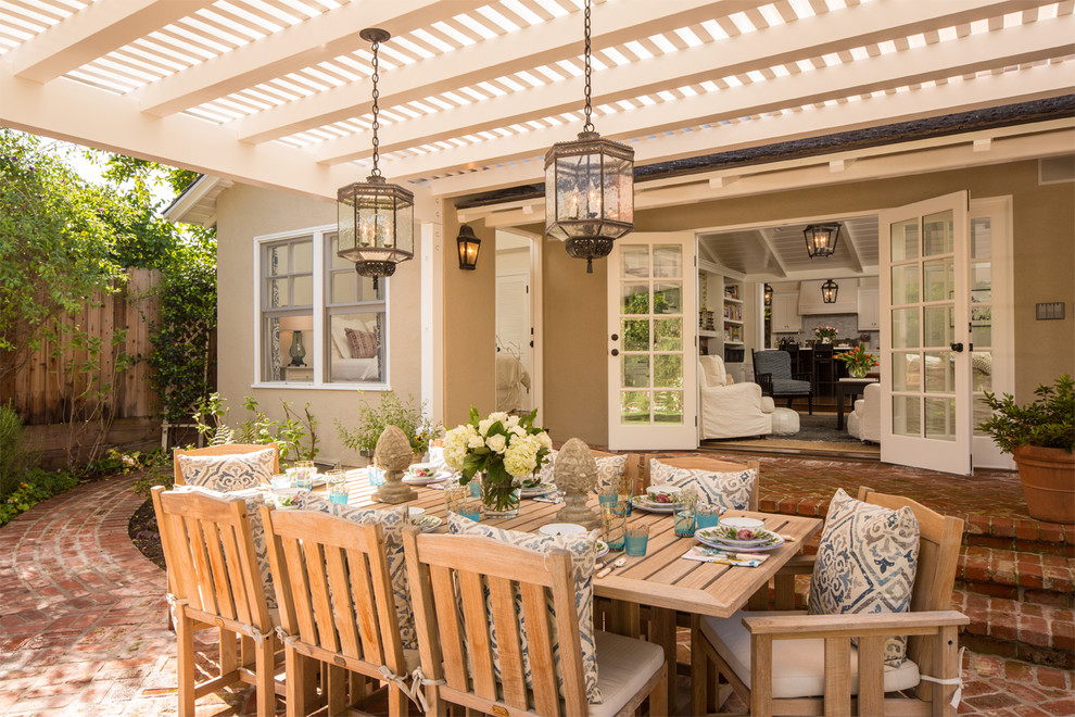 This is an example of a traditional patio in Los Angeles with a pergola.