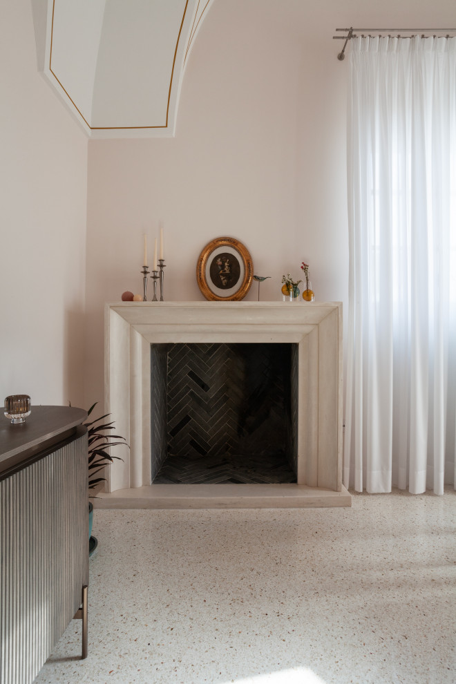 Идея дизайна: гостиная комната в современном стиле с розовыми стенами, стандартным камином, фасадом камина из камня, разноцветным полом и сводчатым потолком