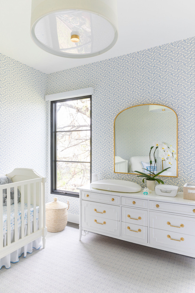 Modelo de habitación de bebé niño clásica renovada de tamaño medio con suelo azul y papel pintado