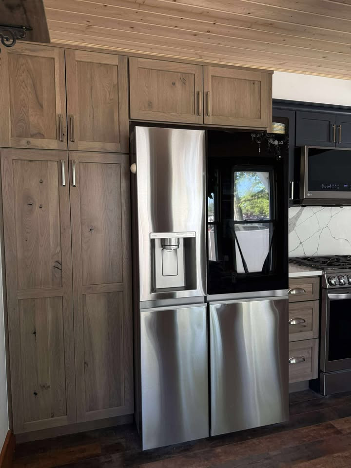Kitchen - rustic kitchen idea in Chicago