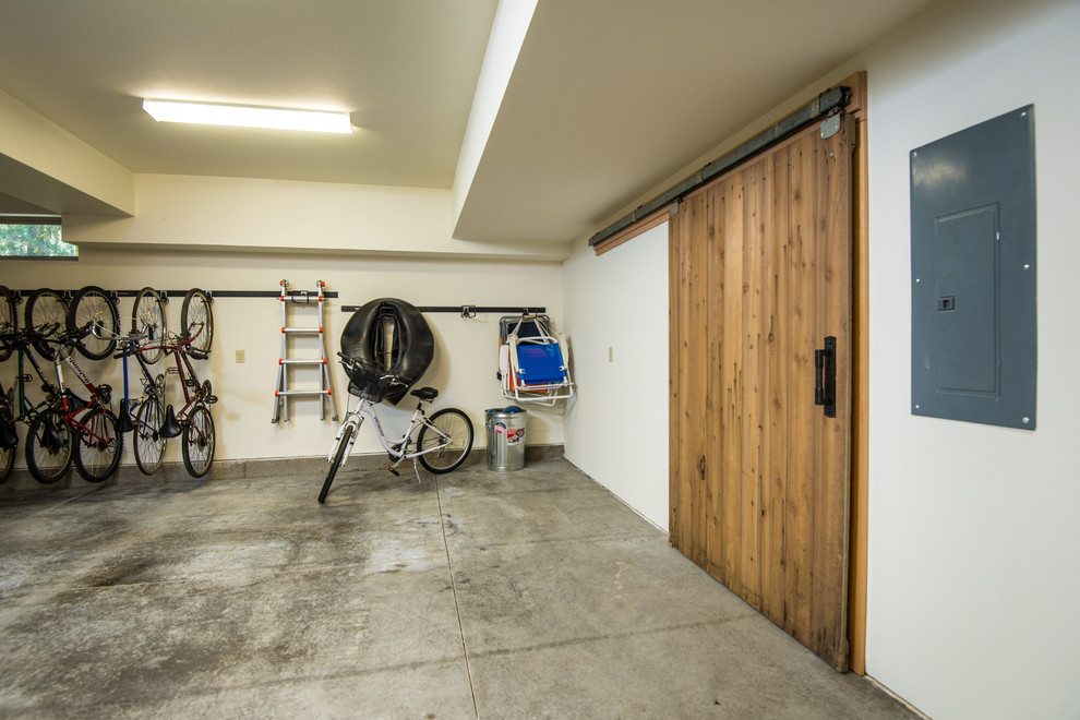Exempel på en mycket stor rustik garage och förråd