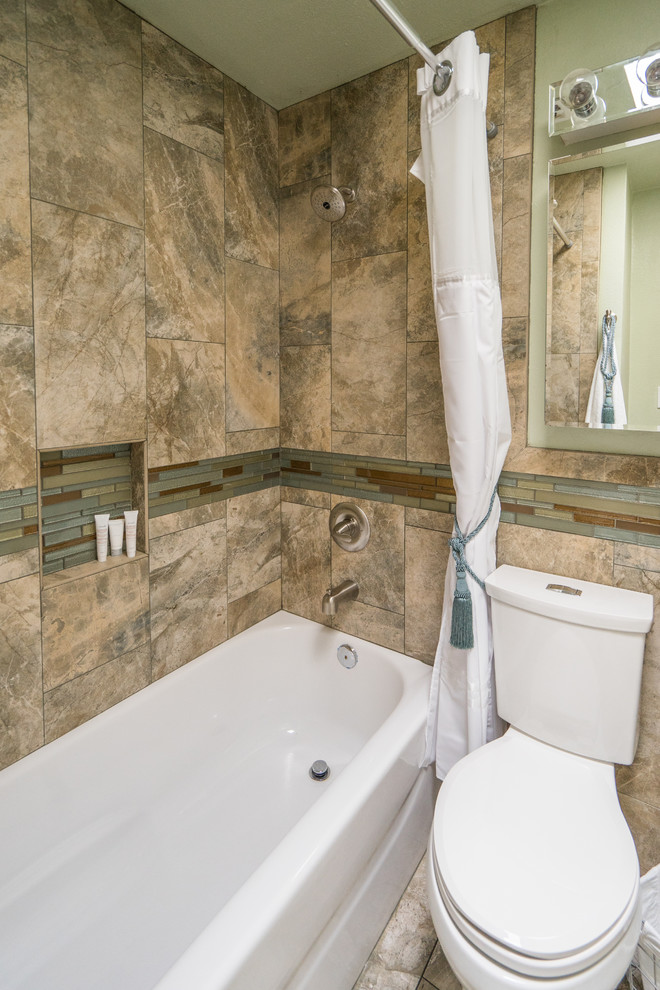 Idées déco pour une salle de bain sud-ouest américain de taille moyenne avec un mur beige, un lavabo de ferme, une baignoire en alcôve, un combiné douche/baignoire, une cabine de douche avec un rideau et meuble simple vasque.