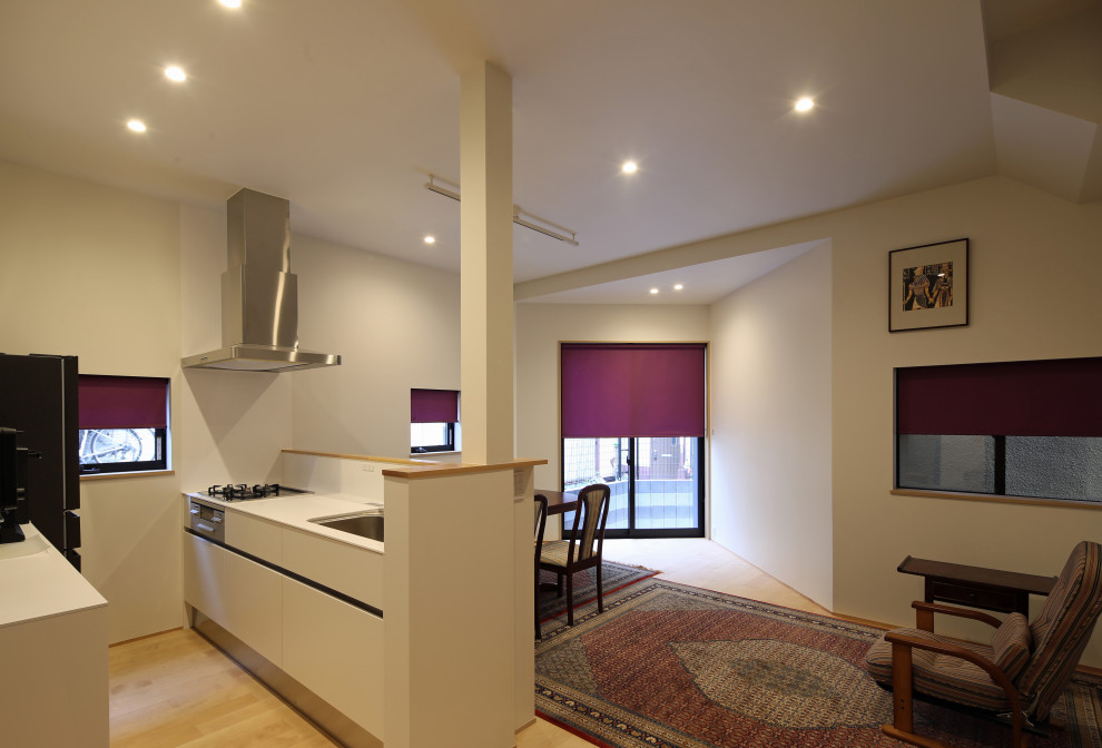 Photo of a medium sized modern single-wall open plan kitchen in Tokyo with a submerged sink, beaded cabinets, white cabinets, composite countertops, white splashback, plywood flooring, an island, white worktops and a wallpapered ceiling.