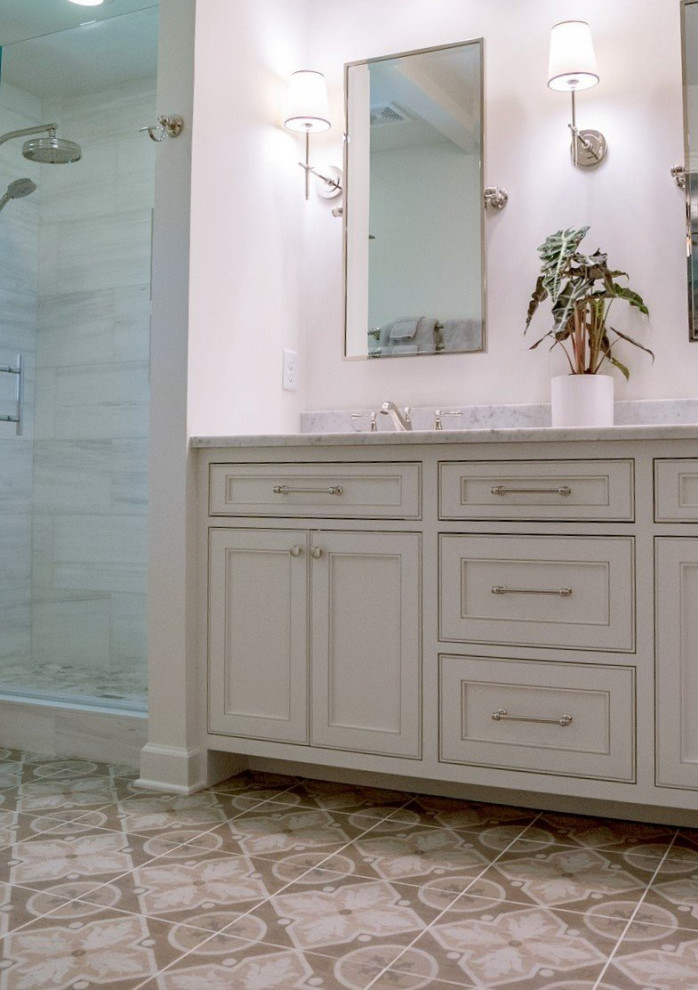 На фото: маленькая ванная комната в классическом стиле с фасадами в стиле шейкер, белыми фасадами, ванной в нише, душем в нише, раздельным унитазом, белой плиткой, плиткой кабанчик, зелеными стенами, полом из керамогранита, столешницей из искусственного кварца, разноцветным полом, шторкой для ванной, белой столешницей, тумбой под одну раковину и встроенной тумбой для на участке и в саду