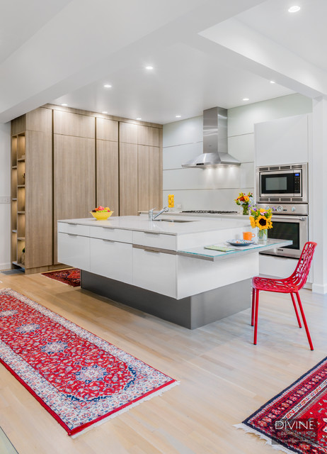 Modern modes in an eclectic Brookline, MA abode minimalistisch-kueche