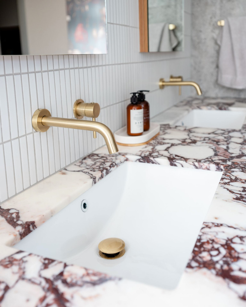 Idee per una stanza da bagno minimal con nessun'anta, piastrelle bianche, piastrelle a listelli, top in marmo, top multicolore, due lavabi e mobile bagno sospeso