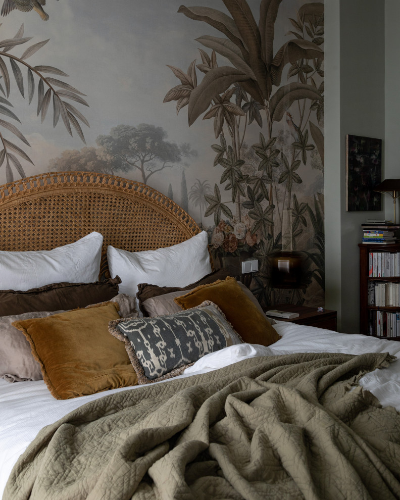Источник вдохновения для домашнего уюта: хозяйская спальня с ковровым покрытием, оранжевым полом и обоями на стенах